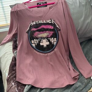 Metallica shirt…Torrid…size 0
Never worn, except for about 15 minutes.